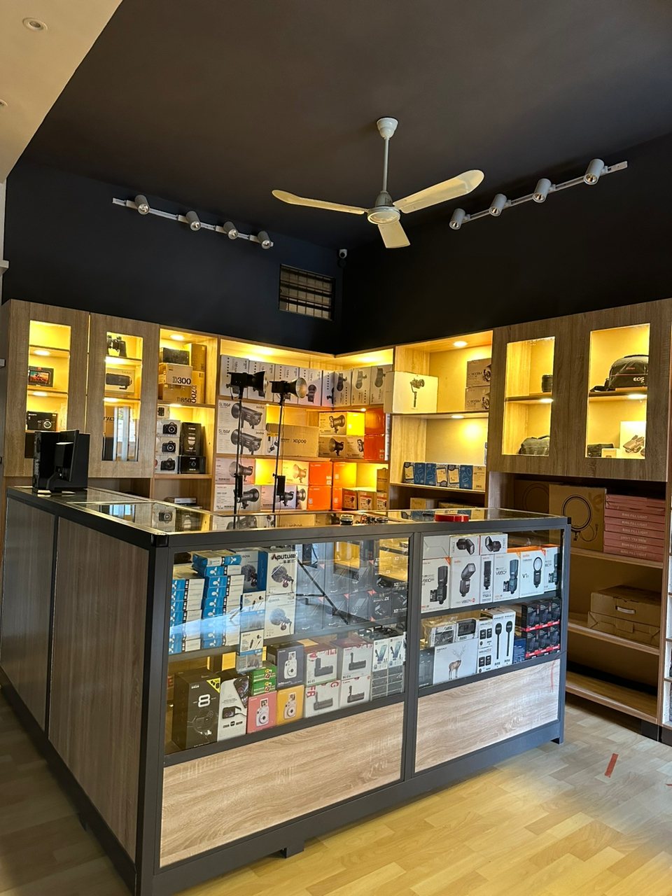 Le comptoir d'exposition — flashs, micros et accessoires